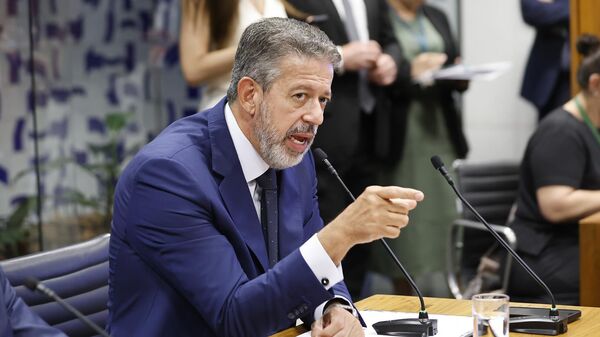 Deputado federal Arthur Lira (PP - AL) durante reunião de líderes para discutir o projeto de isenção do Imposto de Renda para faixas salarias até R$ 5 mil, em 1º de outubro de 2025 - Sputnik Brasil