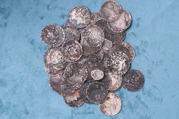 Membros da expedição do Instituto de Arqueologia da Academia Russa de Ciências (IA RAS) relataram e exibiram a descoberta única do tesouro de 48 moedas de prata na rede social russa VKontakte - Sputnik Brasil