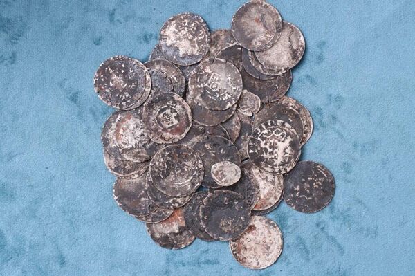 Membros da expedição do Instituto de Arqueologia da Academia Russa de Ciências (IA RAS) relataram e exibiram a descoberta única do tesouro de 48 moedas de prata na rede social russa VKontakte - Sputnik Brasil