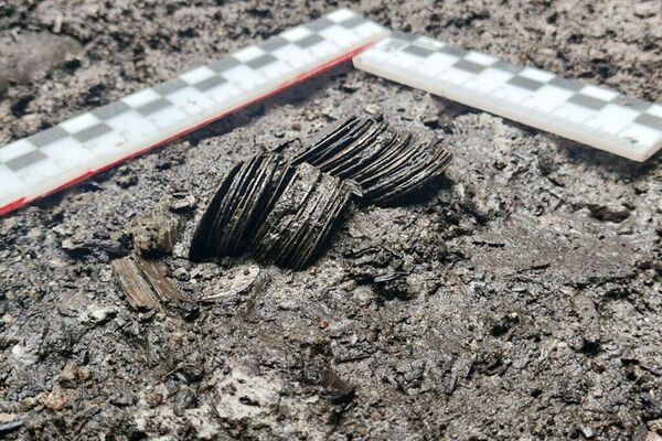 O tesouro datado de 1.400 no sítio arqueológico em que foi encontrado, cidade de Smolensk, Rússia - Sputnik Brasil