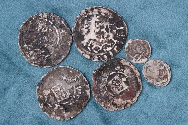 No detalhe, parte do tesouro encontrado com variadas moedas de prata - Sputnik Brasil
