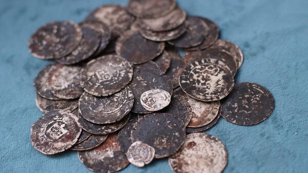 Arqueólogos de Smolensk descobrem 48 moedas medievais de prata, incluindo o groschen de Praga — amplamente conhecido como o dólar da Idade Média — um denário lituano e um dang da Crimeia, lançando luz sobre as redes monetárias da Europa Oriental no início dos anos 1.400 - Sputnik Brasil
