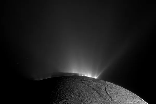 Uma imagem da Cassini de 2010 de jatos saindo de Encélado - Sputnik Brasil