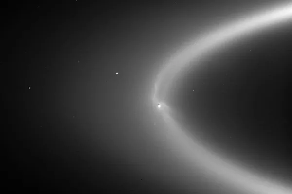 Dedos finos de material brilhante e gelado alcançam dezenas de milhares de quilômetros para fora da lua de Saturno, Encélado, até o anel E, enquanto os jatos ativos do polo sul da lua continuam a disparar - Sputnik Brasil