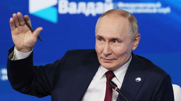 Presidente da Rússia, Vladimir Putin, discursou e respondeu a perguntas da audiência no Clube Valdai de Discussões Internacionais em Sochi. 2 de outubro de 2025 - Sputnik Brasil