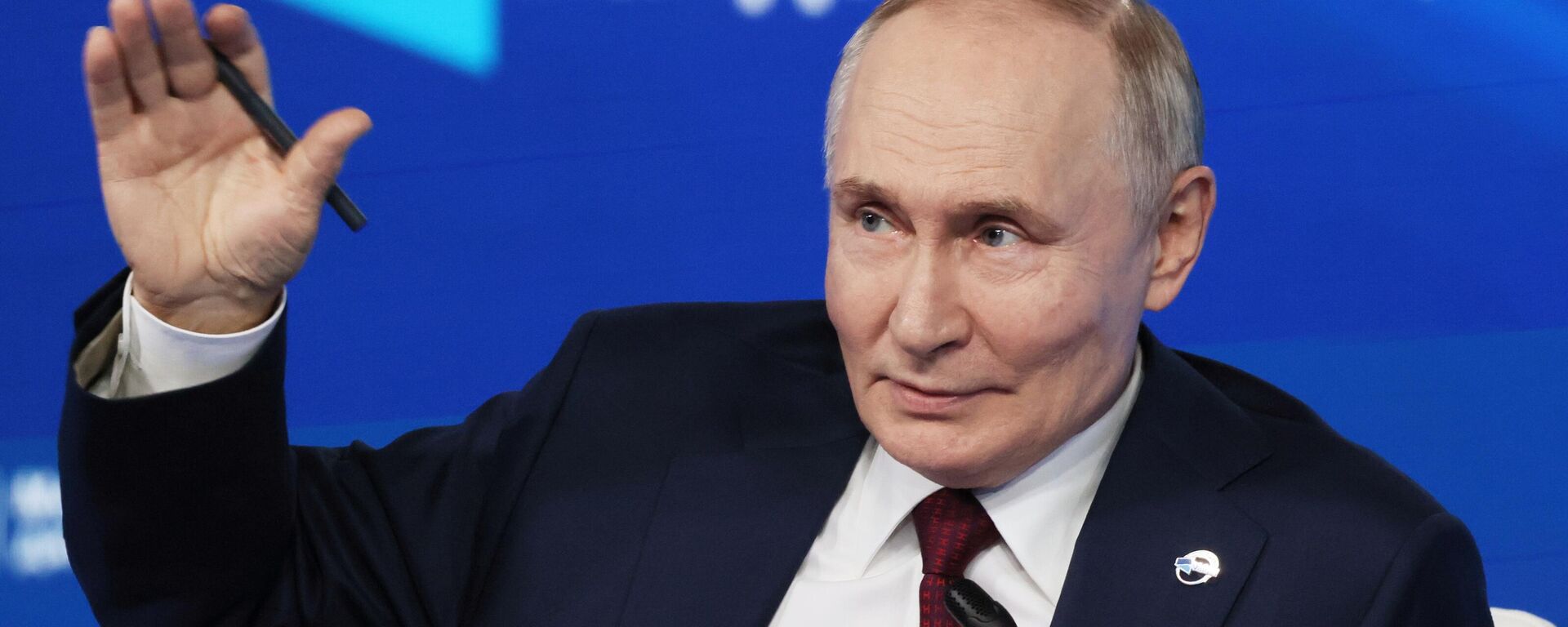 Presidente da Rússia, Vladimir Putin, discursou e respondeu a perguntas da audiência no Clube Valdai de Discussões Internacionais em Sochi. 2 de outubro de 2025 - Sputnik Brasil, 1920, 02.10.2025