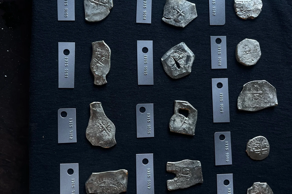 Tesouro espanhol de 1715: mais de mil moedas são achadas nas águas da Flórida - Sputnik Brasil