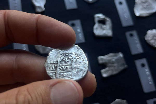 Tesouro espanhol de 1715: mais de mil moedas são achadas nas águas da Flórida - Sputnik Brasil