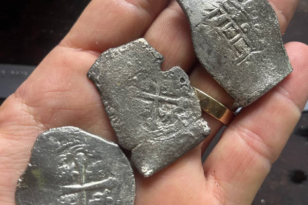 Tesouro espanhol de 1715: mais de mil moedas são achadas nas águas da Flórida - Sputnik Brasil