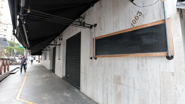 Bar Ministrão, no cruzamento das alamedas Lorena e Ministro Rocha Azevedo, em São Paulo (SP), interditado pela Vigilância Sanitária após suspeita de bebidas com metanol - Sputnik Brasil