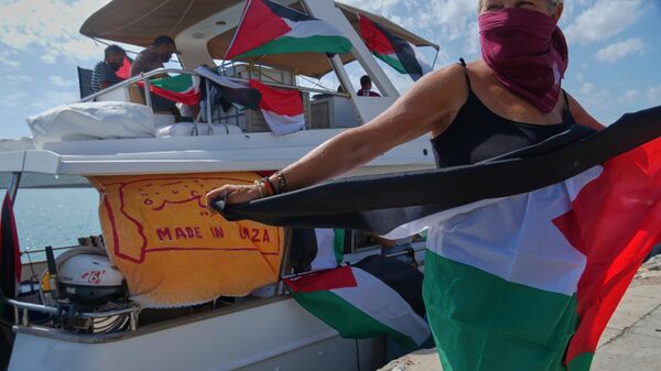 Ativistas da flotilha Global Sumud deixam o porto de Lárnaca rumo à Faixa de Gaza com ajuda humanitária. Chipre, 3 de outubro de 2025 - Sputnik Brasil