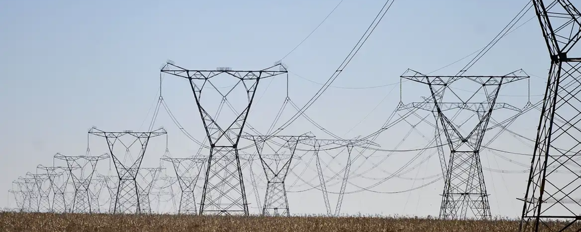 Linhas de transmissão levam energia pelo Brasil - Sputnik Brasil, 1920, 03.10.2025