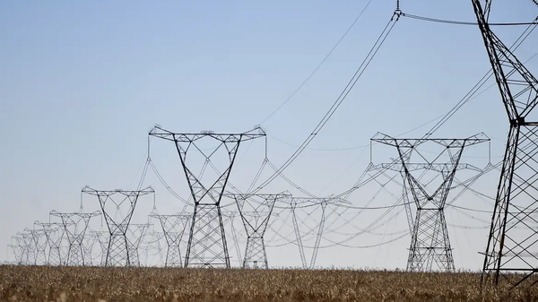 Linhas de transmissão levam energia pelo Brasil - Sputnik Brasil