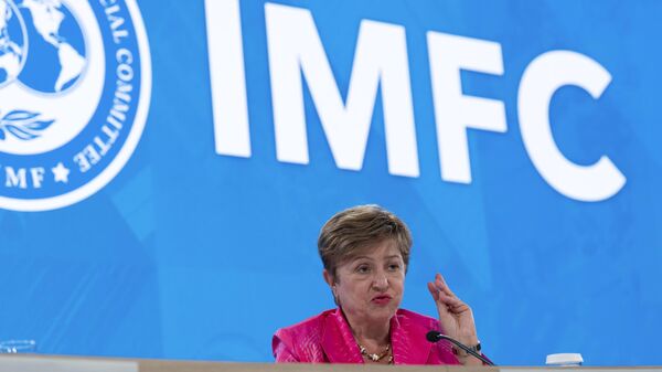 A diretora-geral do Fundo Monetário Internacional (FMI), Kristalina Georgieva, fala durante uma coletiva de imprensa após a reunião do Comitê Monetário e Financeiro Internacional (CMFI), durante as Reuniões de Primavera do Banco Mundial/FMI na sede do fundo em Washington, 25 de abril de 2025 - Sputnik Brasil