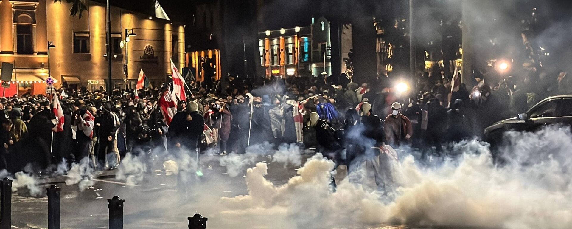 Participantes da manifestação da oposição entram em confronto com a polícia em Tbilisi, Geórgia durante as eleições, em 4 de outubro de 2025 - Sputnik Brasil, 1920, 04.10.2025