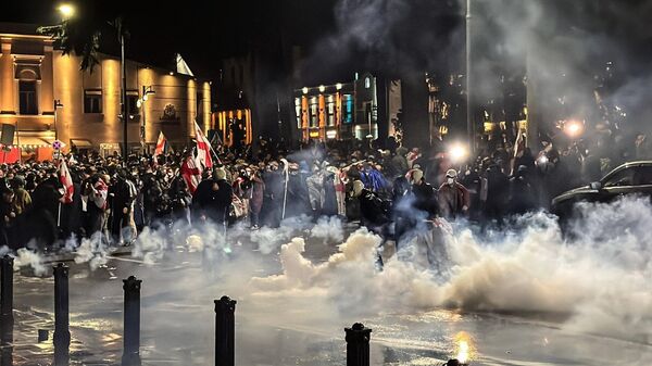 Participantes da manifestação da oposição entram em confronto com a polícia em Tbilisi, Geórgia durante as eleições, em 4 de outubro de 2025 - Sputnik Brasil