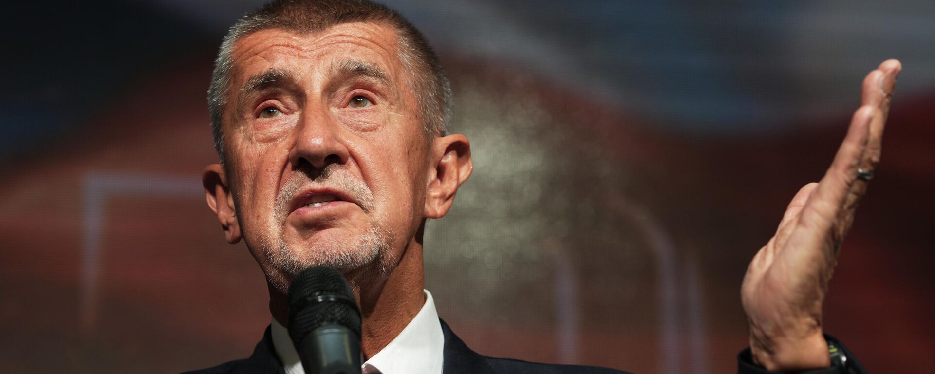 Ex-primeiro-ministro Andrej Babis e líder do movimento oposicionista ANO discursa após partido vencer as eleições na República Tcheca. 4 de outubro de 2025 - Sputnik Brasil, 1920, 04.10.2025