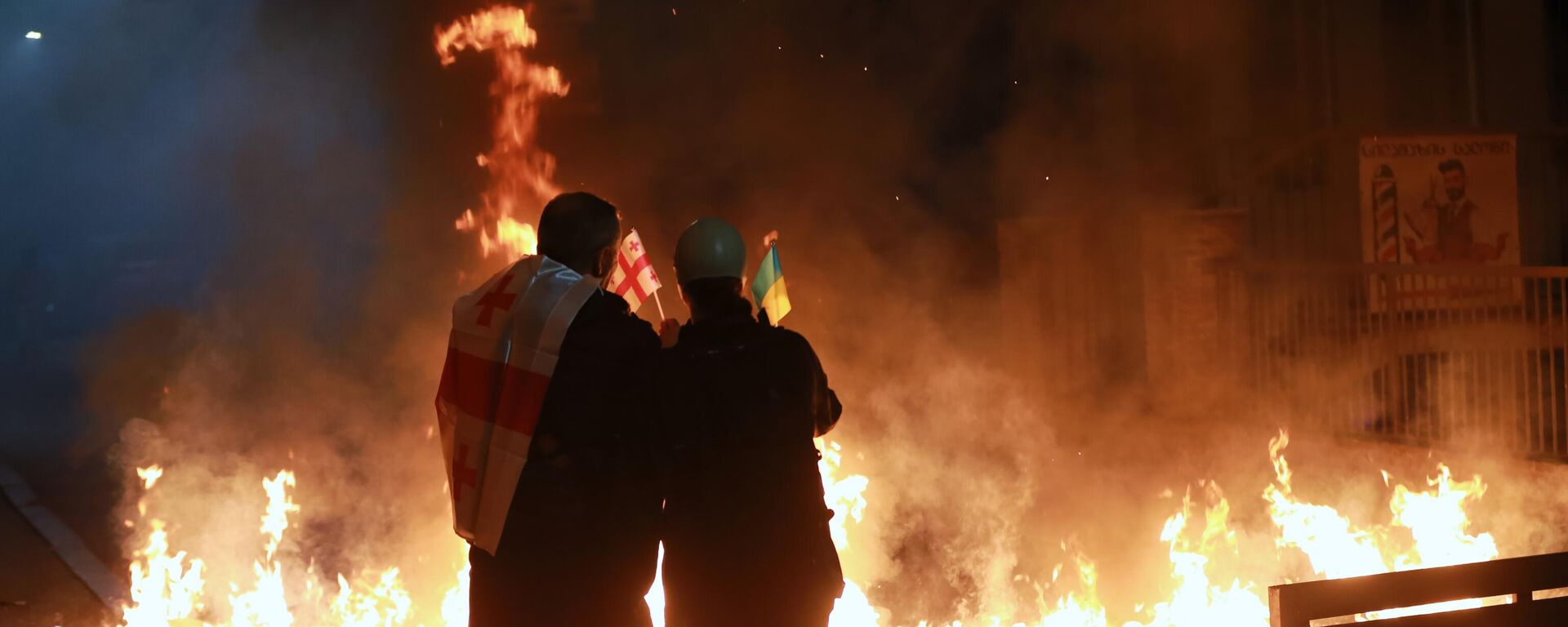 Manifestantes ateiam fogo durante protestos contra o governo em meio às eleições na Geórgia. 4 de outubro de 2025 - Sputnik Brasil, 1920, 05.10.2025