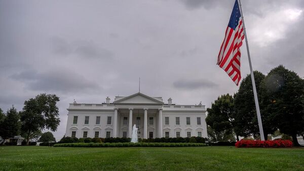 A bandeira norte-americana no gramado norte da Casa Branca em Washington hasteada a meio mastro após a morte de Charlie Kirk - Sputnik Brasil