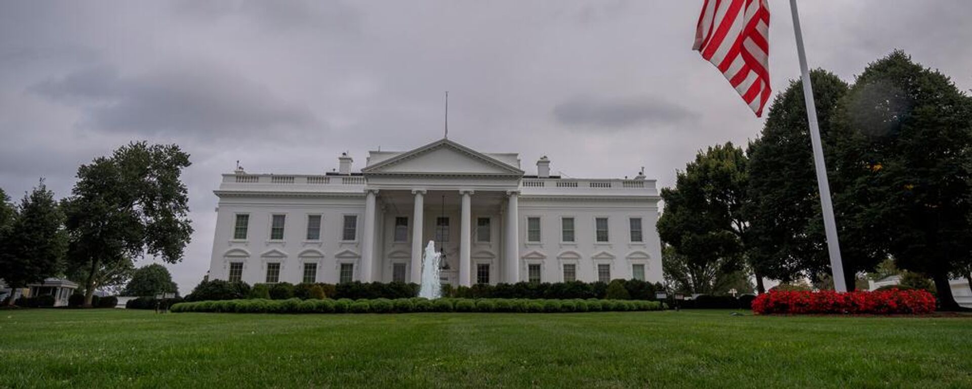 A bandeira norte-americana no gramado norte da Casa Branca em Washington hasteada a meio mastro após a morte de Charlie Kirk - Sputnik Brasil, 1920, 29.05.2026