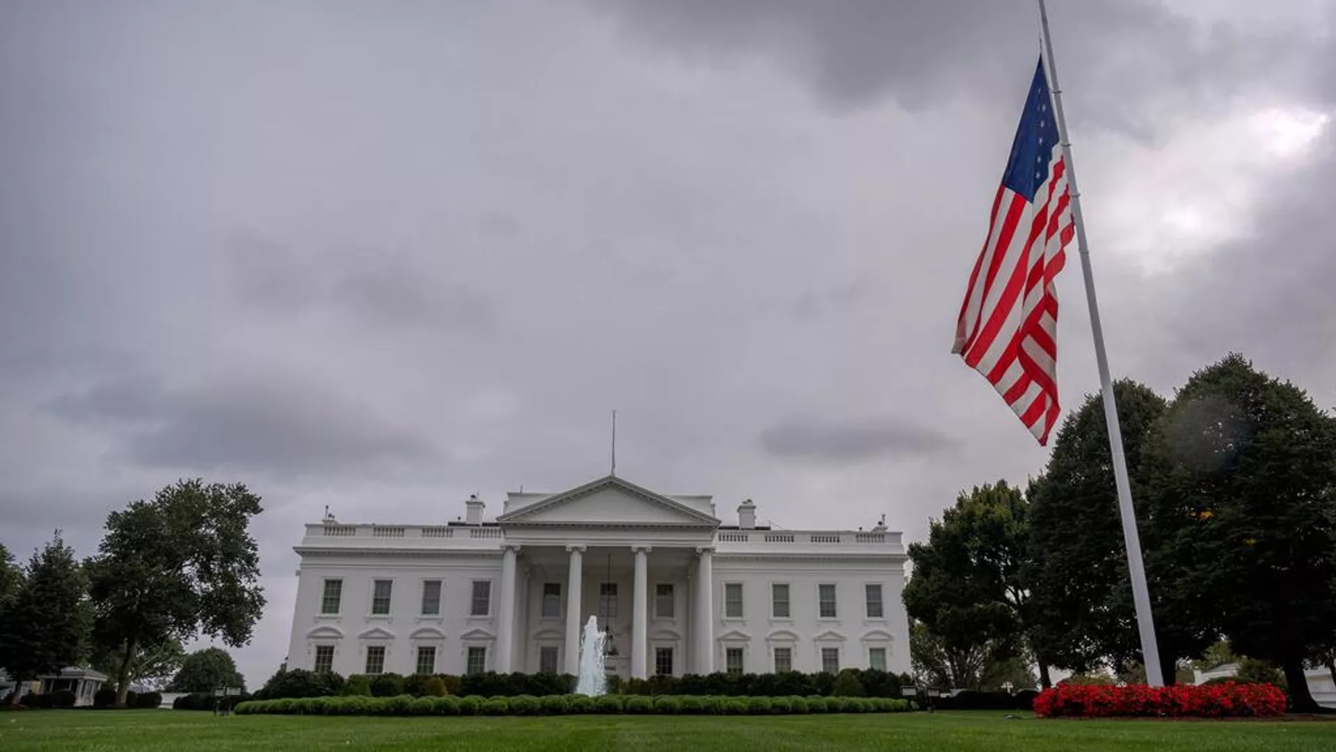 A bandeira norte-americana no gramado norte da Casa Branca em Washington hasteada a meio mastro após a morte de Charlie Kirk - Sputnik Brasil, 1920, 25.11.2025