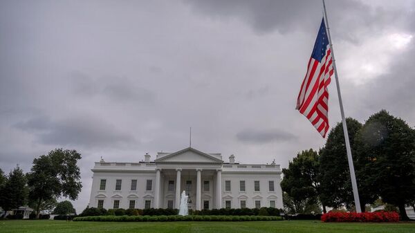 A bandeira norte-americana no gramado norte da Casa Branca em Washington hasteada a meio mastro após a morte de Charlie Kirk - Sputnik Brasil