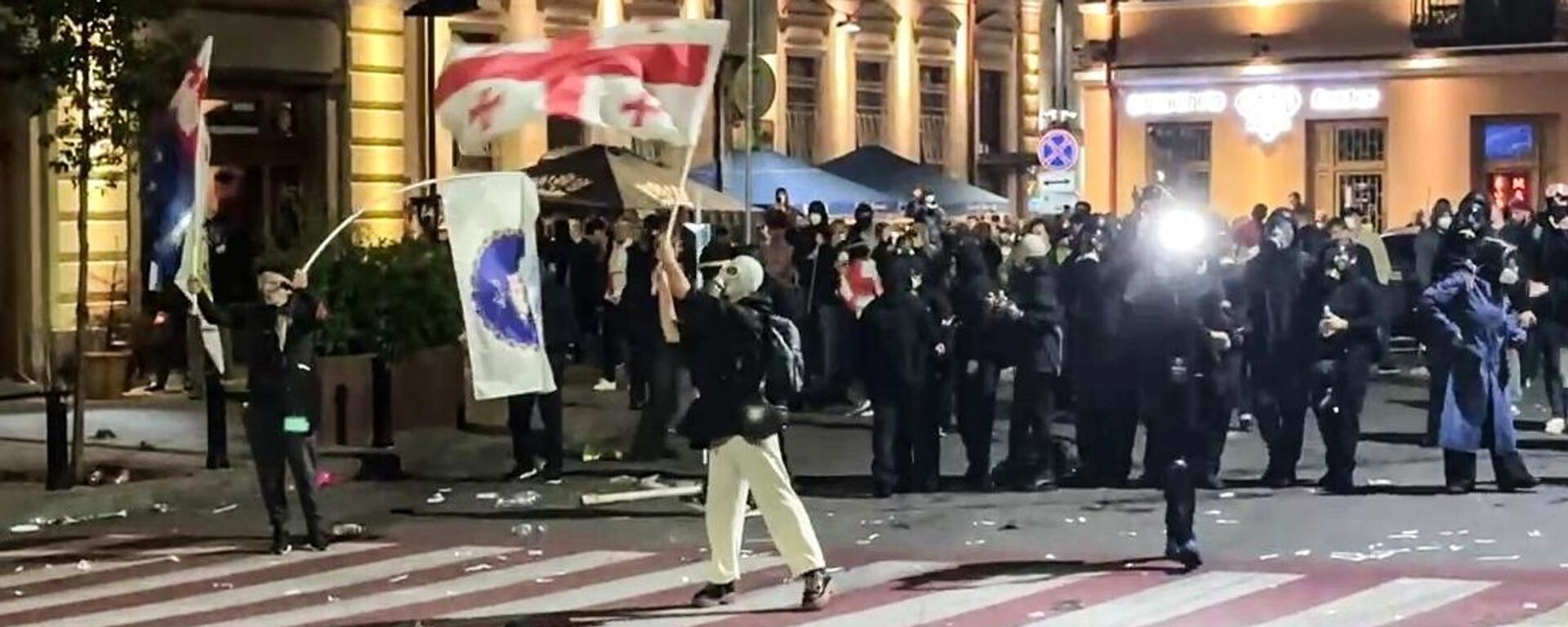 Participantes da manifestação da oposição entram em confronto com a polícia em Tbilisi, em 4 de outubro de 2025 - Sputnik Brasil, 1920, 05.10.2025