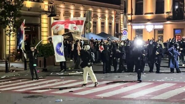 Participantes da manifestação da oposição entram em confronto com a polícia em Tbilisi, em 4 de outubro de 2025 - Sputnik Brasil