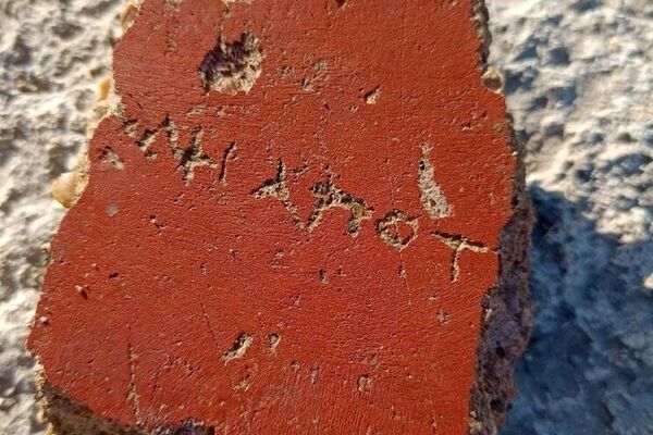 Um fragmento de grafite encontrado por arqueólogos - Sputnik Brasil