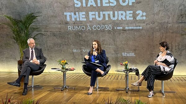 A ministra da Gestão e da Inovação, Esther Dweck (centro), durante o seminário Estados do Futuro, no Rio de Janeiro (RJ), em 6 de outubro de 2025 - Sputnik Brasil