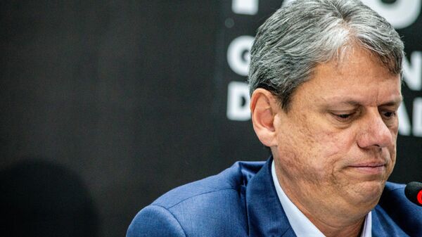Governador de São Paulo, Tarcísio de Freitas (Republicanos), durante coletiva de imprensa sobre casos de intoxicação por metanol no estado paulista, em 6 de outubro de 2025 - Sputnik Brasil