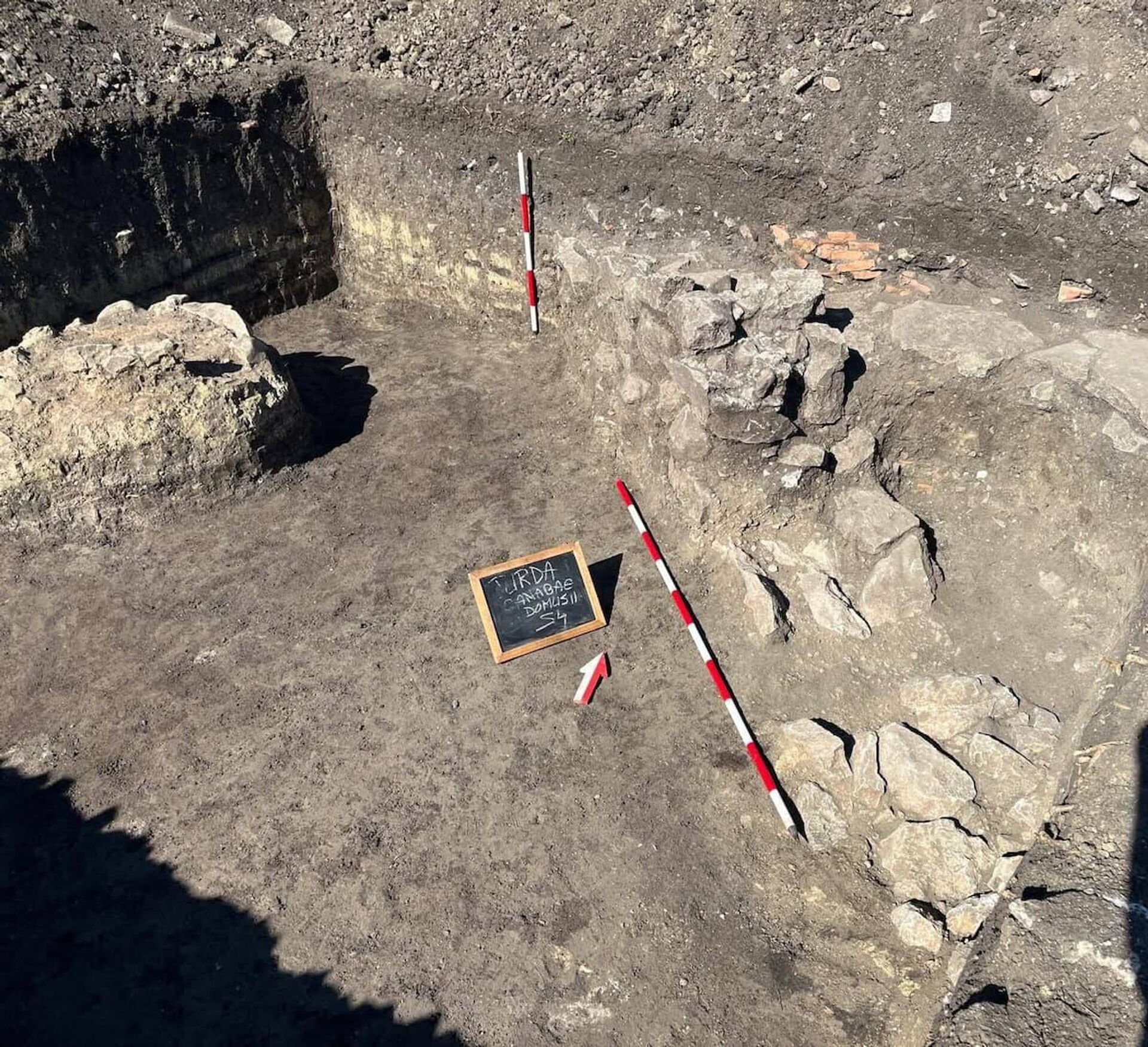 Caixa de bronze única que retrata um templo romano descoberta nas Canabae da Legião V Macedônica em Turda, Romênia Caixa de bronze única que retrata um templo romano descoberta nas Canabae da Legião V Macedônica em Turda, Romênia