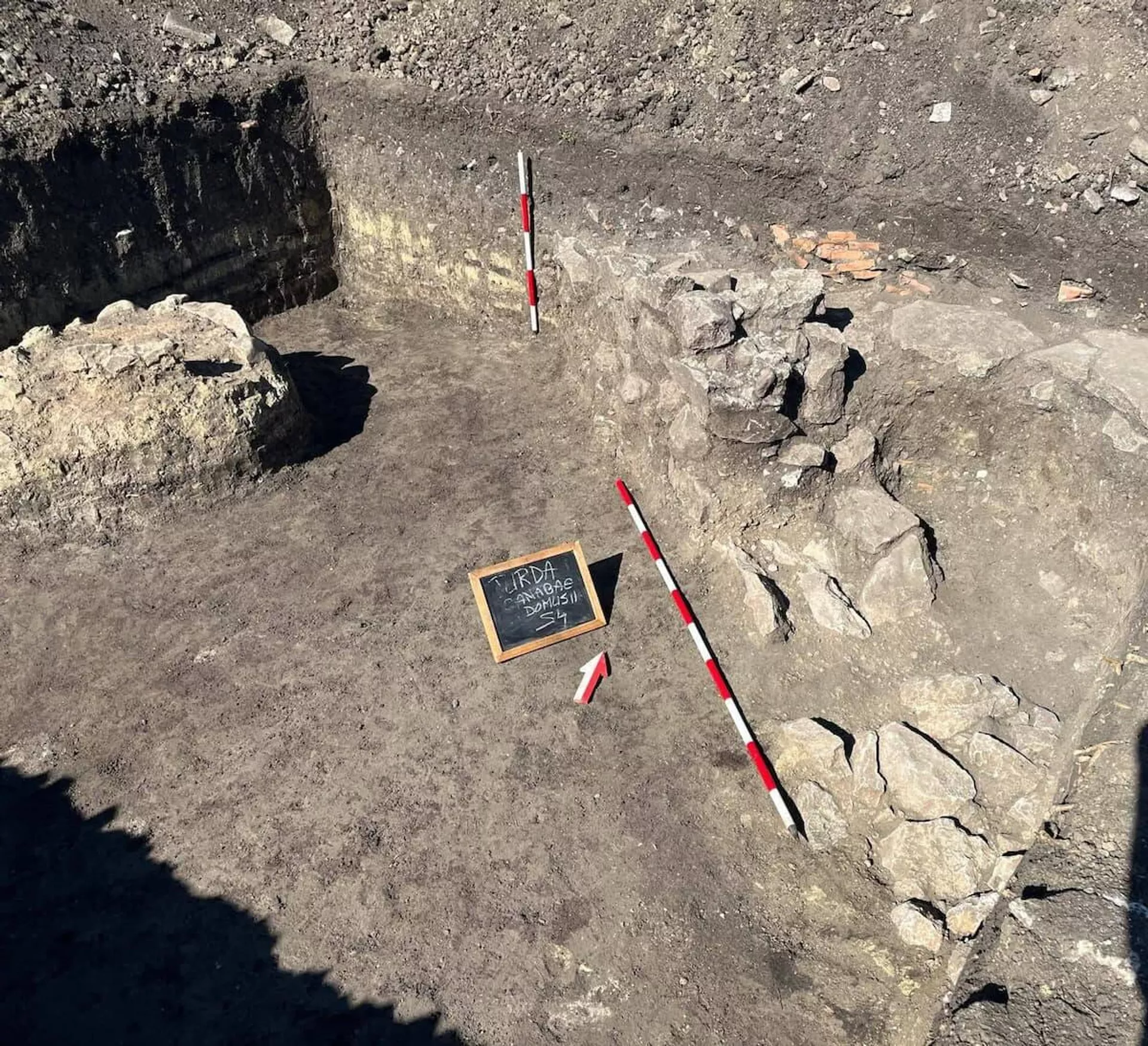 Caixa de bronze única que retrata um templo romano descoberta nas Canabae da Legião V Macedônica em Turda, Romênia - Sputnik Brasil, 1920, 07.10.2025