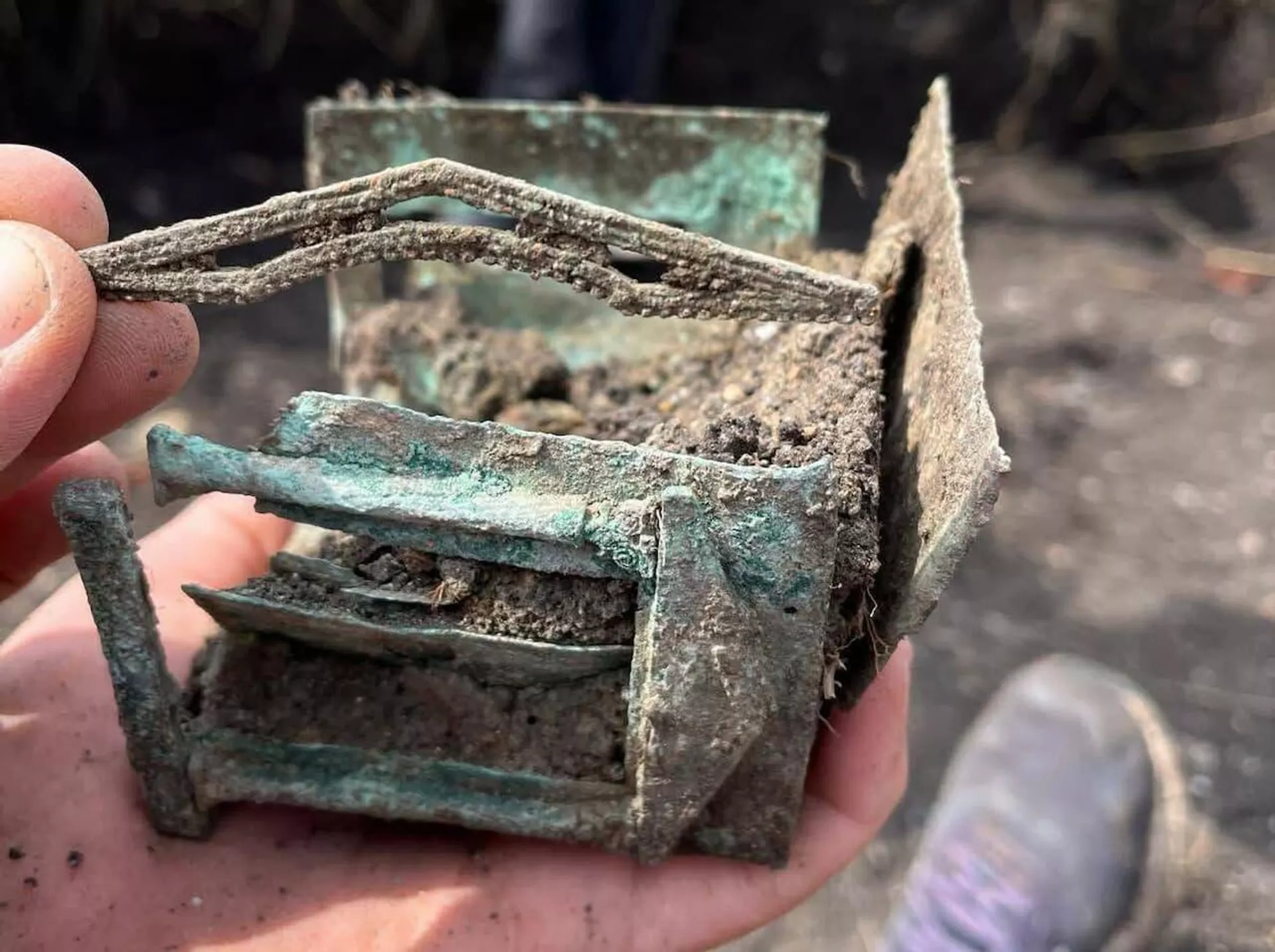 Caixa de bronze única que retrata um templo romano descoberta nas Canabae da Legião V Macedônica em Turda, Romênia - Sputnik Brasil, 1920, 07.10.2025