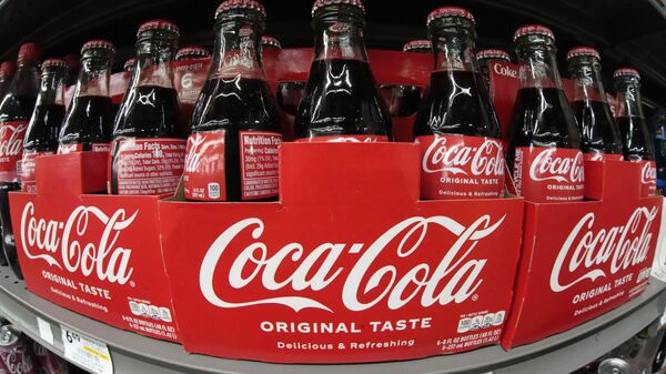 Coca-Cola exibida em um mercado - Sputnik Brasil