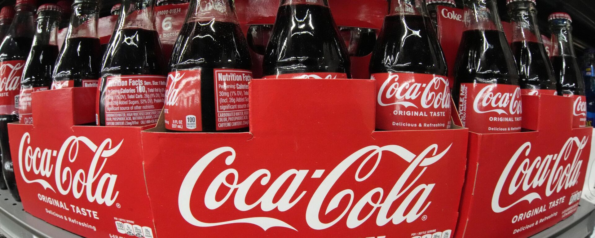 Coca-Cola exibida em um mercado - Sputnik Brasil, 1920, 07.10.2025