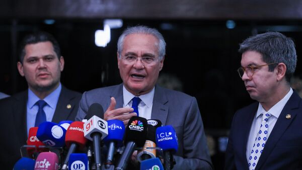 O senador Renan Calheiros (MDB-AL), relator do projeto que amplia a isenção do Imposto de Renda (IR) no Senado, durante coletiva ao lado de Randolfe Rodrigues (PT-AP), líder do governo no Senado. Atrás, o presidente do Congresso, Davi Alcolumbre (União-AP). Brasília (DF), 7 de outubro de 2025 - Sputnik Brasil