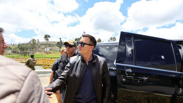 O presidente do Equador, Daniel Noboa, saindo do carro após atentado, em outubro de 2025 - Sputnik Brasil