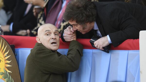 O presidente argentino Javier Milei (D), cumprimenta José Luis Espert, parlamentar da província de Buenos Aires, durante a cerimônia de abertura da exposição anual da Sociedade Rural em Buenos Aires, Argentina, 28 de julho de 2024 - Sputnik Brasil