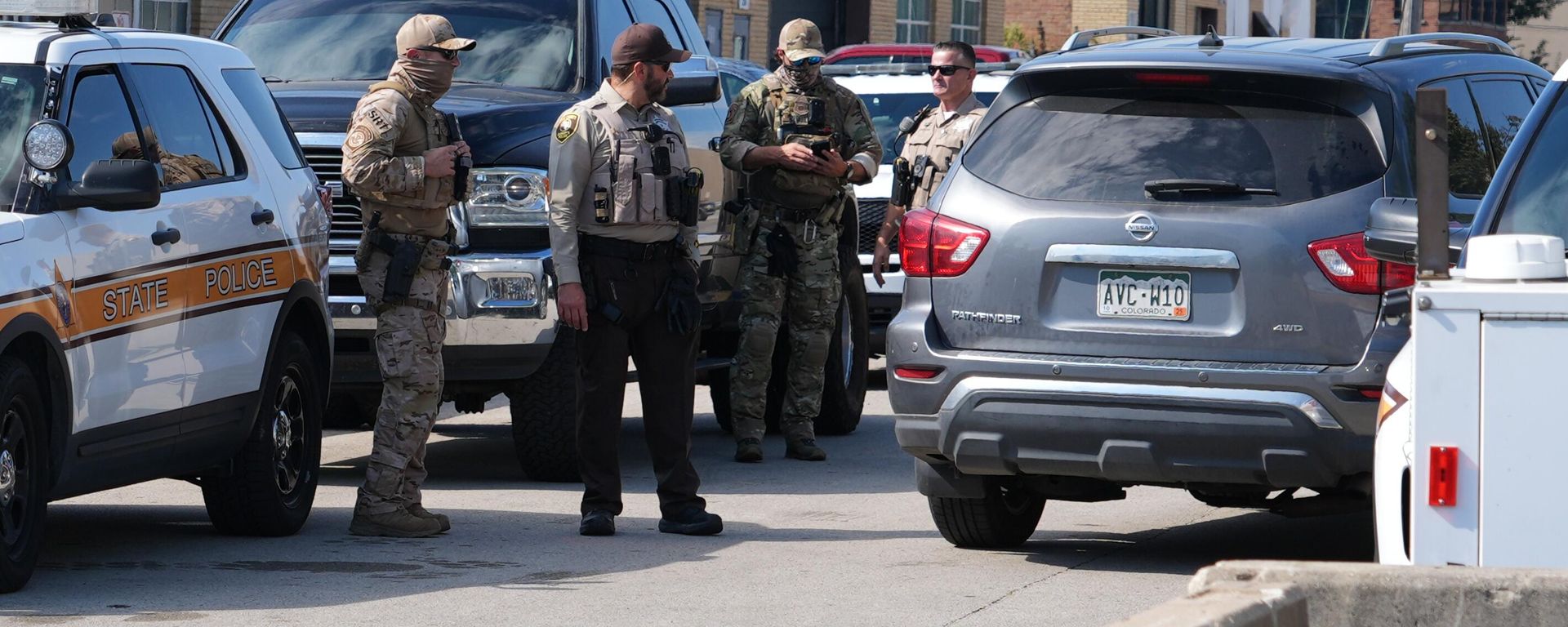 Agentes da Patrulha Federal e policiais do Xerife do Condado de Cook estão perto da entrada de uma unidade de processamento do Serviço de Imigração e Alfândega dos EUA (ICE, na sigla em inglês) no subúrbio de Broadview, Illinois, em Chicago, 6 de outubro de 2025 - Sputnik Brasil, 1920, 08.10.2025