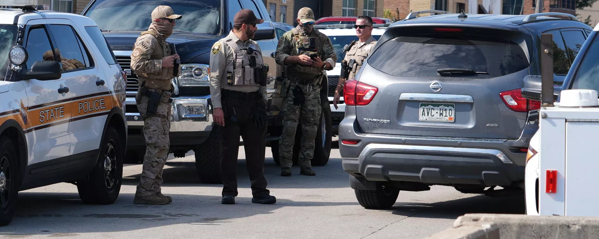 Agentes da Patrulha Federal e policiais do Xerife do Condado de Cook estão perto da entrada de uma unidade de processamento do Serviço de Imigração e Alfândega dos EUA (ICE, na sigla em inglês) no subúrbio de Broadview, Illinois, em Chicago, 6 de outubro de 2025 - Sputnik Brasil, 1920, 08.10.2025