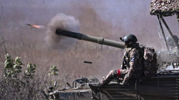 🪖 Militar russo participa de treinamento de coordenação de combate com veículos blindados BMP-3, integrando forças do agrupamento de tropas Tsentr (Centro) no front - Sputnik Brasil