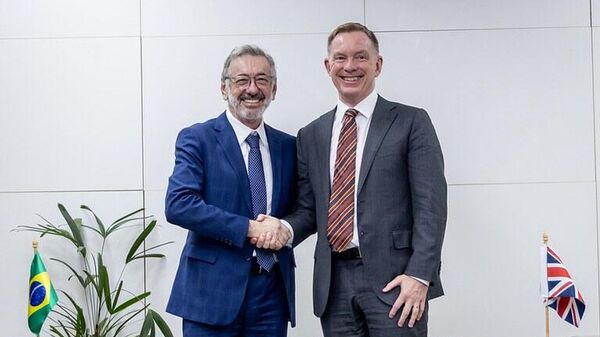 O secretário-executivo do Ministério do Desenvolvimento, Indústria, Comércio e Serviços (MDIC), Márcio Elias Rosa (à esquerda), e o ministro de Comércio do Reino Unido, Chris Bryant - Sputnik Brasil