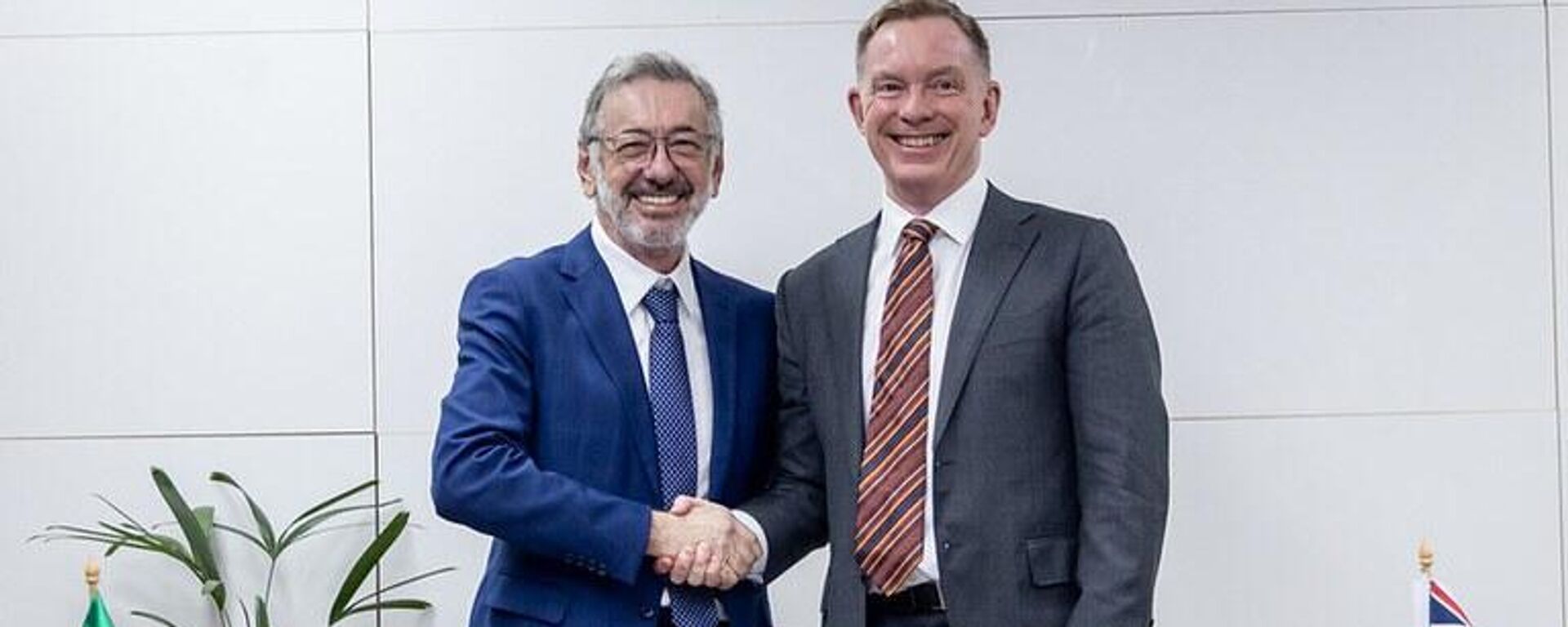 O secretário-executivo do Ministério do Desenvolvimento, Indústria, Comércio e Serviços (MDIC), Márcio Elias Rosa (à esquerda), e o ministro de Comércio do Reino Unido, Chris Bryant - Sputnik Brasil, 1920, 08.10.2025