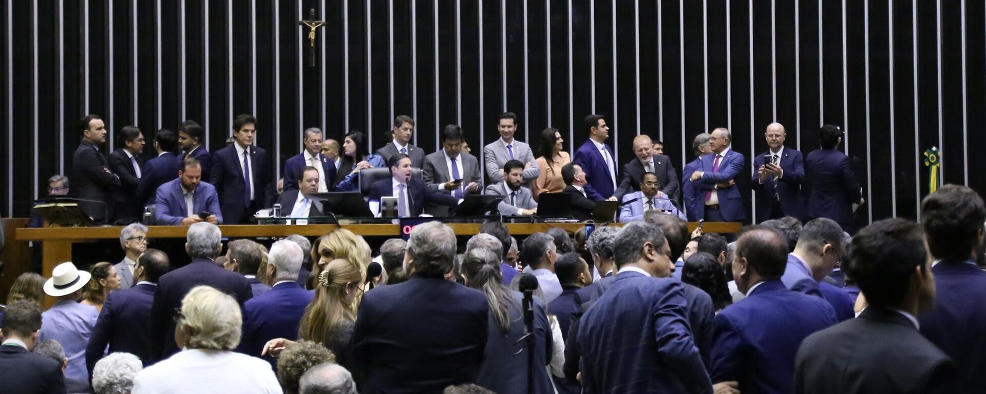 Os deputados federais votaram a favor do requerimento para retirar de pauta a Medida Provisória de aumento do IOF, em outubro de 2025 - Sputnik Brasil, 1920, 08.10.2025