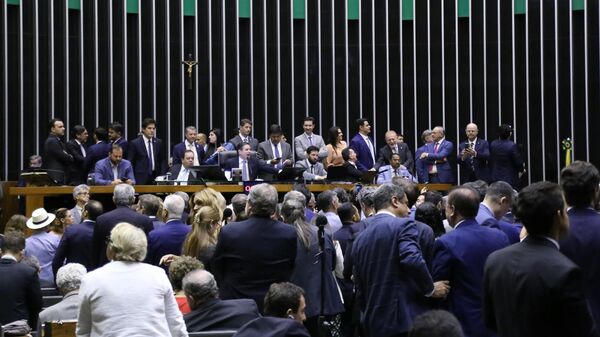 Os deputados federais votaram a favor do requerimento para retirar de pauta a Medida Provisória de aumento do IOF, em outubro de 2025 - Sputnik Brasil