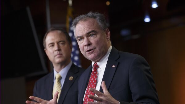 Senadores democratas Adam Schiff (à esq.) e Tim Kaine (à dir.) sugeriram o fim das ações das Forças Armadas dos EUA no Caribe - Sputnik Brasil