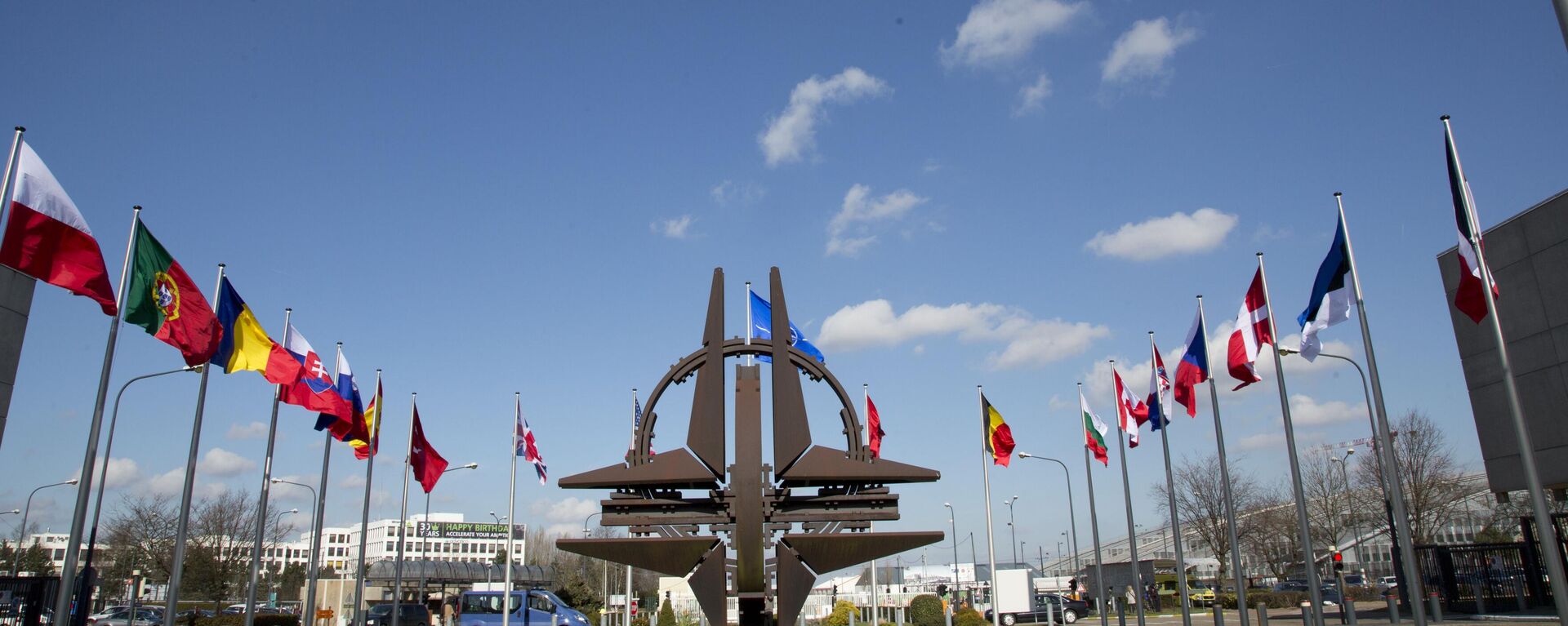 Bandeiras dos países-membros da OTAN perto da cede da aliança militar. - Sputnik Brasil, 1920, 09.10.2025