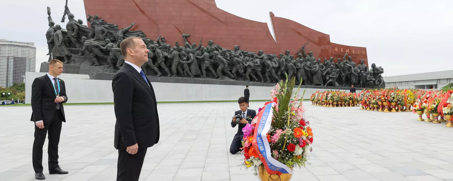 'Os inimigos estão ficando tensos': ex-presidente da Rússia viaja à Coreia do Norte - Sputnik Brasil, 1920, 09.10.2025