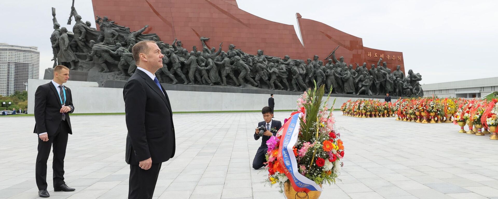 'Os inimigos estão ficando tensos': ex-presidente da Rússia viaja à Coreia do Norte - Sputnik Brasil, 1920, 09.10.2025